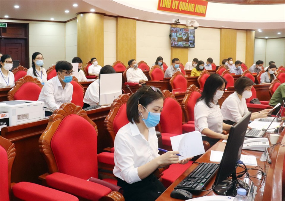 Các thành viên Trung tâm điều hành của Ban Chỉ đạo, Ủy ban bầu cử tỉnh Quảng Ninh cập nhật số liệu liên tục 24/24h trước và ngày bầu cử. Ảnh: BQN