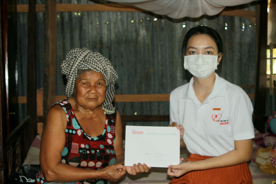 PV Báo Lao Động trao tiền bạn đọc hỗ trợ đến gia đình bà Phan Thị Nén (Cù Lao Dung, Sóc Trăng). Ảnh: Bạch Cúc.