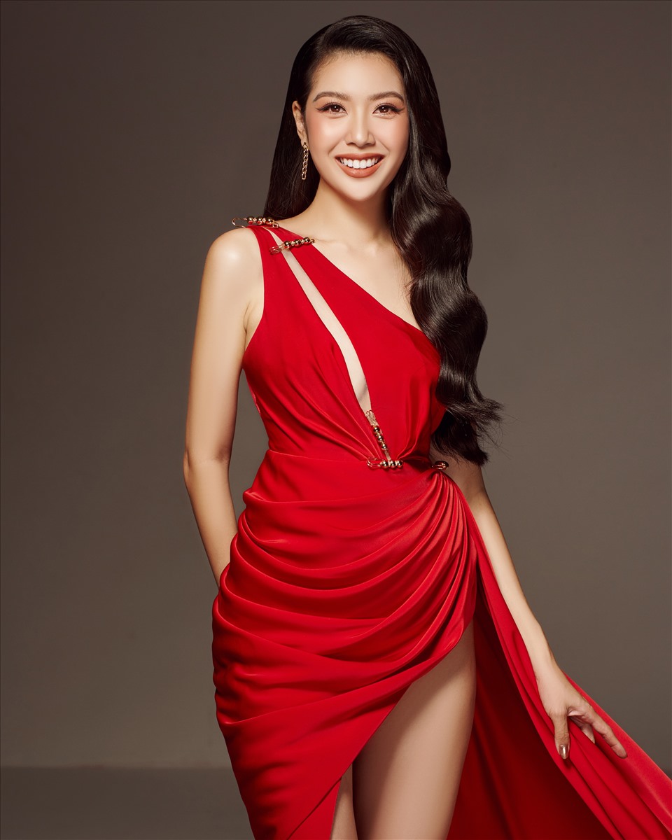 húy Vân từng gây ấn tượng với phong thái tự tin, tiếng Anh trôi chảy khi tham dự Hoa hậu Quốc tế - Miss International 2015, xuất sắc đạt Á hậu 3 của cuộc thi năm đó.