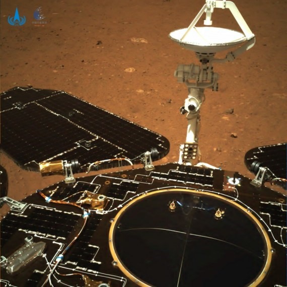 Trước đó, ngày 19.5, tàu thăm dò sao Hỏa Chúc Dung đã gửi về Trái đất 2 bức ảnh đầu tiên trên bề mặt sao Hỏa. Ảnh: CNSA/Tân Hoa Xã.