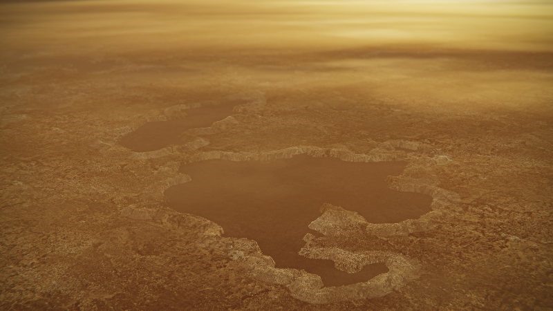 Bề mặt mặt trăng Titan có nhiều hồ mêtan. Ảnh: NASA.