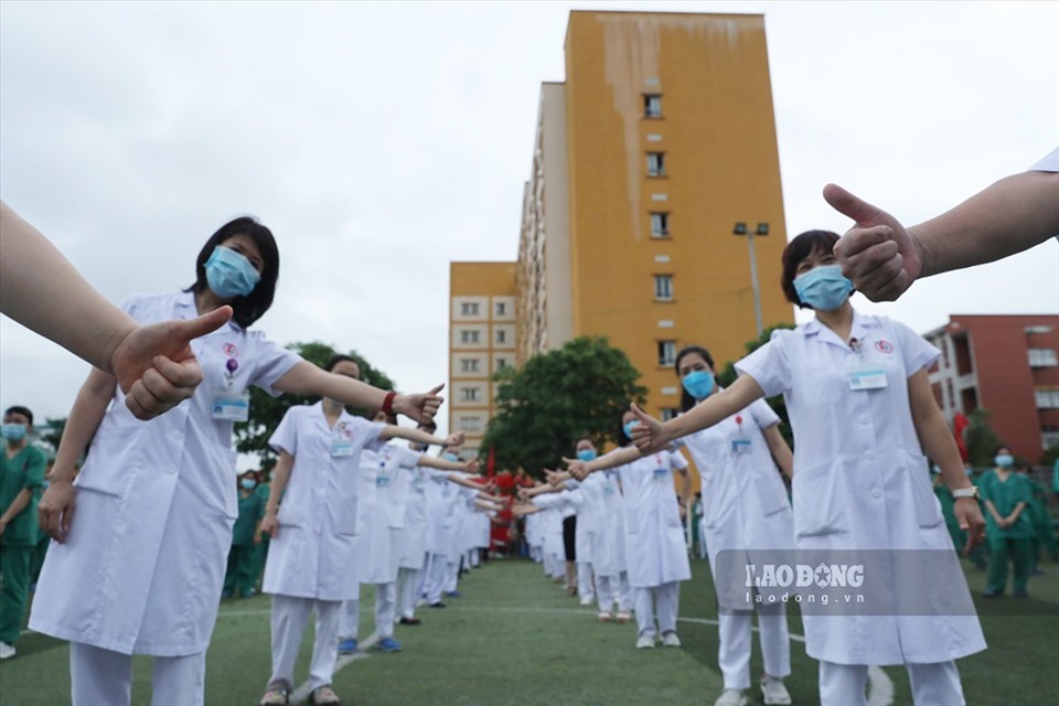 Các bác sĩ, nhân viên y tế Việt Nam - Thuỵ Điển đều lên đường với quyết tâm cao sớm dập được dịch COVID-19. Ảnh: LDO.