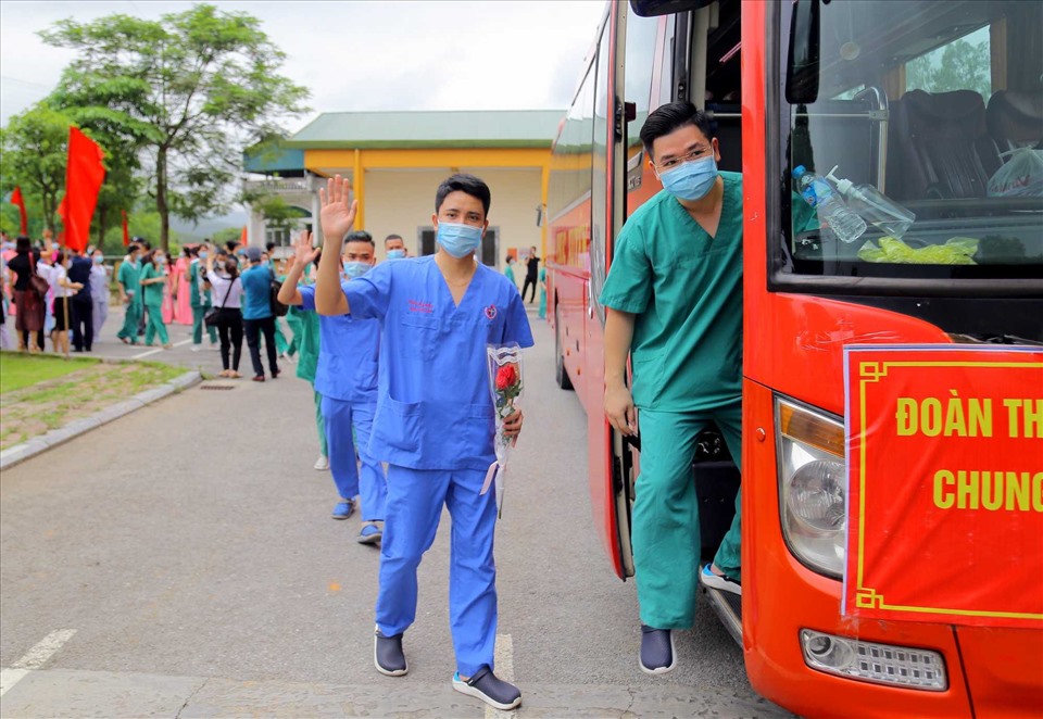 Bác sĩ Vũ Trí Tuệ và gần 200 bác sĩ bệnh viện Việt Nam - Thuỵ Điển lên xe tới Bắc Giang. Ảnh: CDC Quảng Ninh.