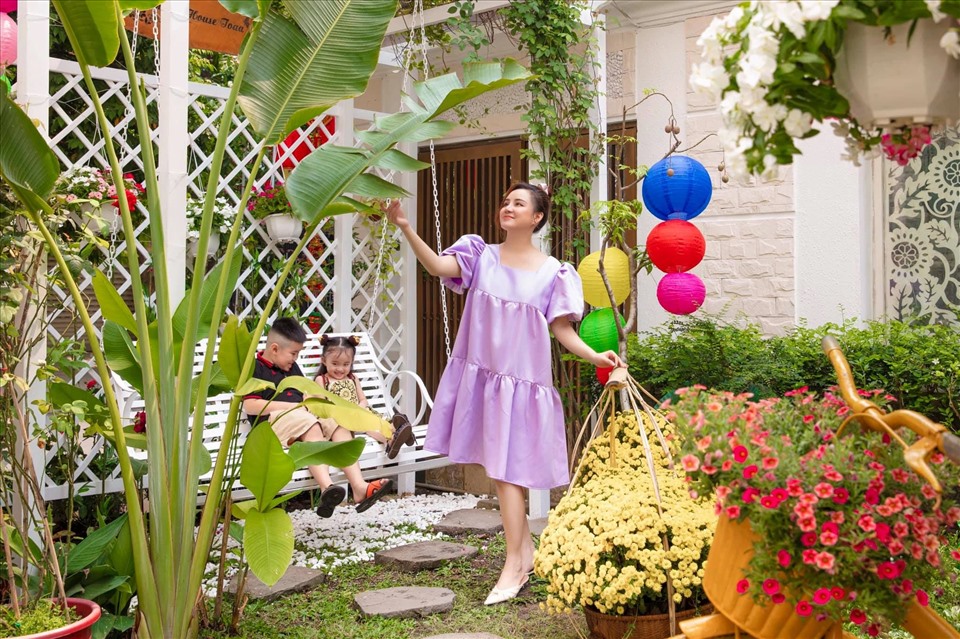 Trên trang Facebook cá nhân, Vy Oanh thường xuyên khoe ảnh những góc vườn xanh rì trong căn biệt thự 4 tầng của mình