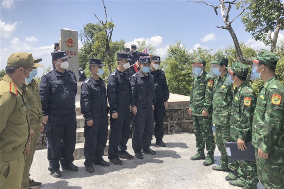 Lực lượng bảo vệ biên giới ba bên gặp gỡ trên thực địa tại mốc 0 khu vực Ngã ba biên giới Việt Nam - Trung Quốc - Lào.
