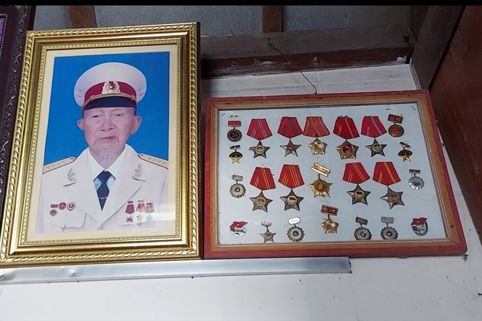 Cụ Hướng từng tham gia quân ngũ và nhận được nhiều huân, huy chương. Ảnh: Trần Tuấn.