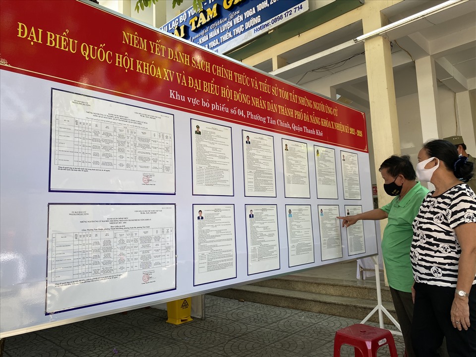 Người dân Đà Nẵng xem thông tin các ứng cử viên. Ảnh: Thu Cúc
