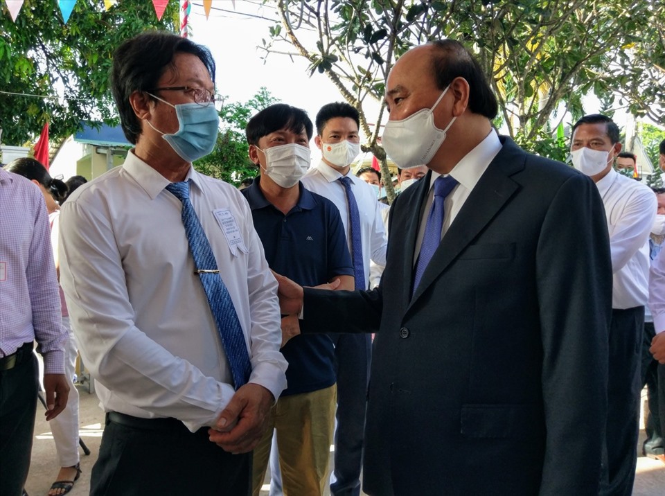 Chủ tịch nước Nguyễn Xuân Phúc thăm hỏi cử tri sau khi bỏ phiếu.  Ảnh: Minh Quân