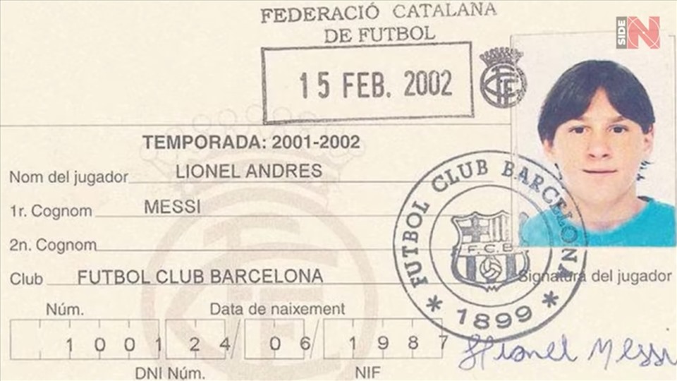 Tấm hộ chiếu đầu tiên đưa Messi tới Barcelona. Ảnh: Inside Story
