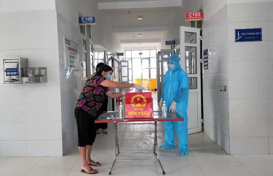 Từ 7 giờ sáng nay, các bệnh nhân, người cách ly tại Bệnh viện Phổi Thái Bình đã tập trung bỏ phiếu sớm, giữ an toàn phòng dịch. Ảnh: Đ.L