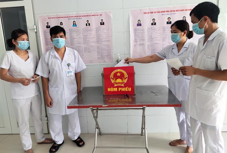 Cán bộ, y bác sỹ, nhân viên Bệnh viện Phổi Thái Bình tham gia bỏ phiếu. Ảnh: Đ.L