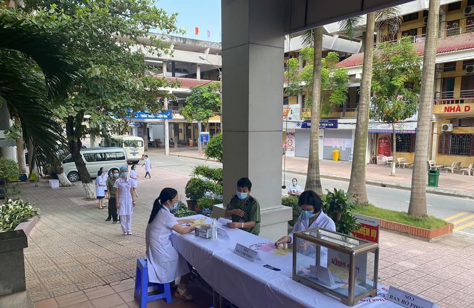 Còn tại Bệnh viện Đa khoa tỉnh Thái Bình, nơi đang điều trị cho trên dưới 20 bệnh nhân mắc COVID-19 tại địa phương này, việc bỏ phiếu cũng đã được lên kế hoạch chi tiết, bài bản. Ảnh: CTV.