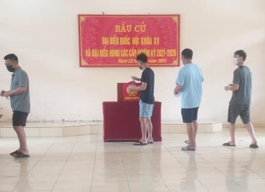 Đây là hình ảnh bỏ phiếu của các cử tri hiện đang cách ly tại khu cách ly tập trung Trung đoàn 568 (Bộ Chỉ huy Quân sự Thái Bình) đóng tại huyện Đông Hưng, tỉnh Thái Bình. Ảnh: CTV.
