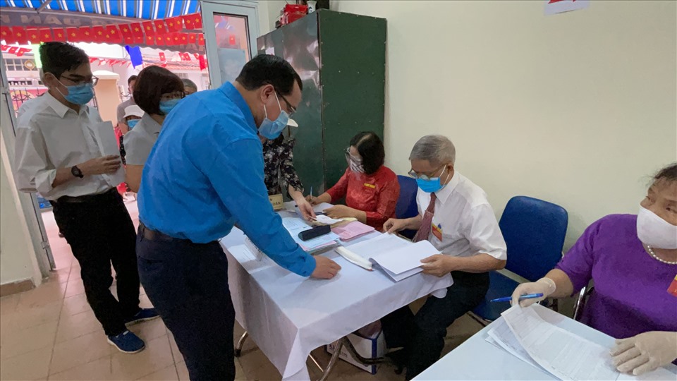 Chủ tịch Tổng LĐLĐVN Nguyễn Đình Khang nhận phiếu từ ban tổ chức bầu cử. Ảnh: Hải Nguyễn