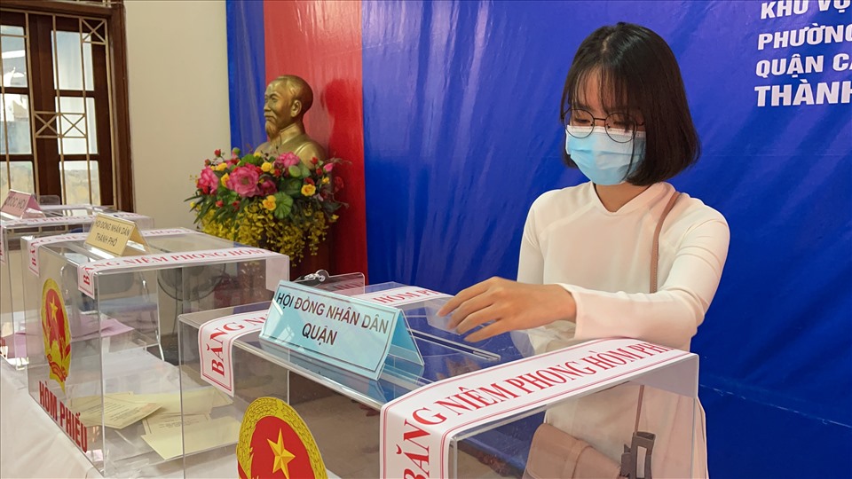 Em Hoàng Minh Phương (SN 2003) cử tri ít tuổi nhất thực hiện bầu cử. Ảnh: Hải Nguyễn