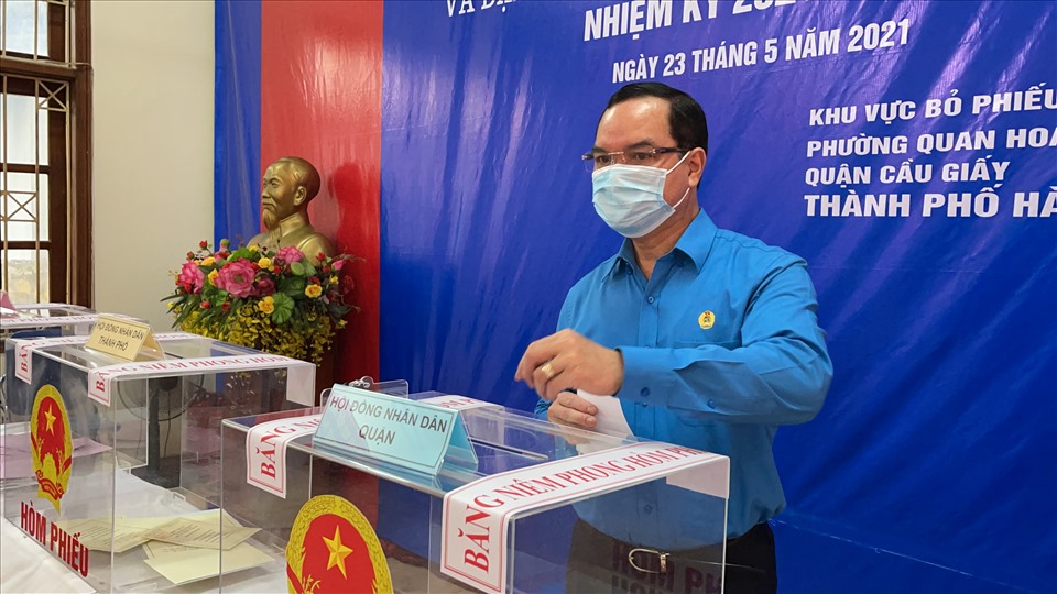 Chủ tịch Tổng LĐLĐVN thực hiện bỏ phiếu. Ảnh: Hải Nguyễn