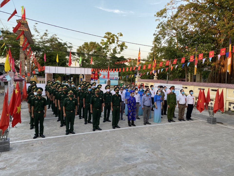 Lễ chào cờ trang nghiêm trước giờ bầu cử ở Đồn Biên phòng Cửa khẩu cảng Thuận An (Thừa Thiên Huế). Ảnh: PV.