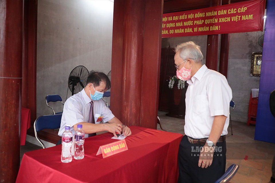 Ông Nguyễn Kim Bôi (80 tuổi, phường Phương Liên, quận Đống Đa) vừa hoàn thành xong việc bỏ phiếu bầu cử ĐBQH khoá XV và HĐND các cấp nhiệm kỳ 2021-2026. Đây là lần thứ 11 ông đi thực hiện quyền bầu cử của mình.