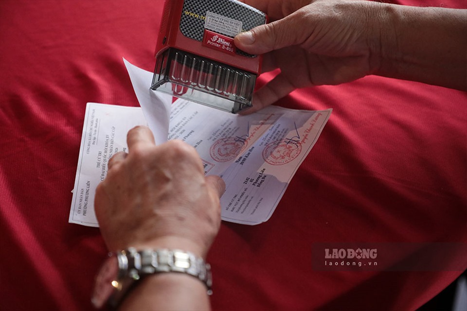 Sau khi bỏ phiếu xong, cử tri sẽ được đóng dấu “Đã bầu cử” vào thẻ cử tri.