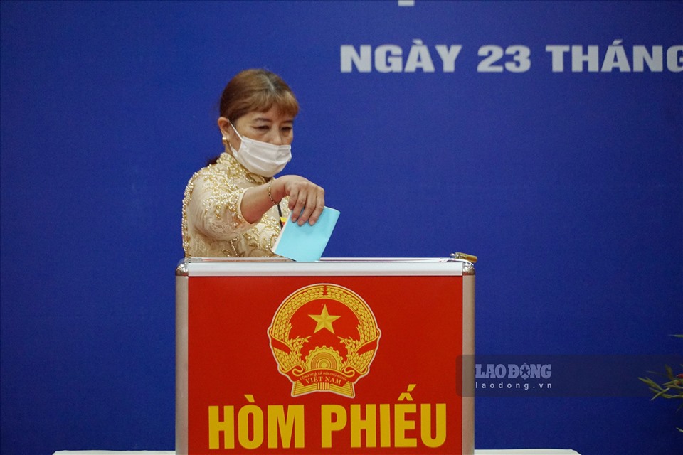 Cử tri bỏ phiếu tại phường Nguyễn Du, quận Hai Bà Trưng, Hà Nội. Ảnh: TG