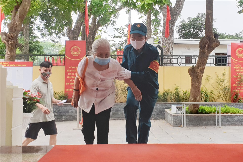 Cử tri Trần Thị Tuyết tại điểm bầu cử số 4 thuộc phường Nguyễn Du. Ảnh: TG