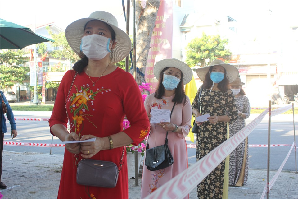 Đà Nẵng: Hình ảnh đẹp phụ nữ phường Khuê Mỹ mặc áo dài đi bầu cử