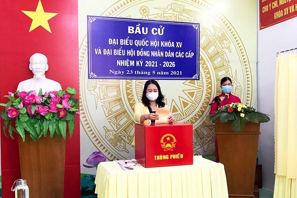 Phó Chủ tịch Nước Võ Thị Ánh Xuân tham gia bỏ phiếu. Ảnh: LT