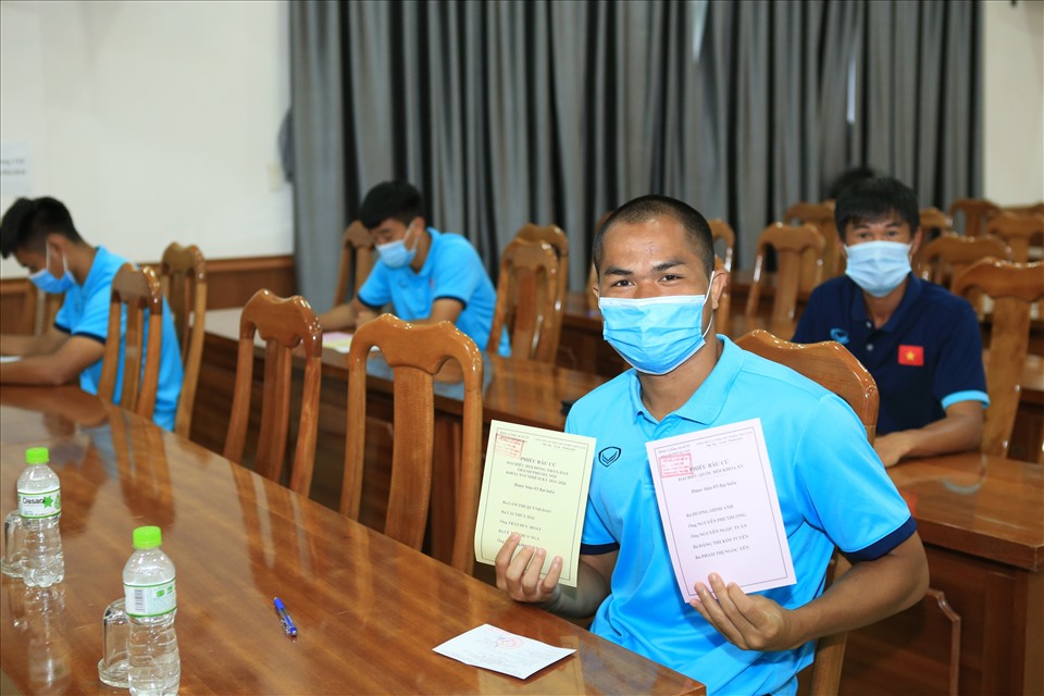 Trung vệ Dụng Quang Nho khoe lá phiếu bầu cử. Ảnh: VFF