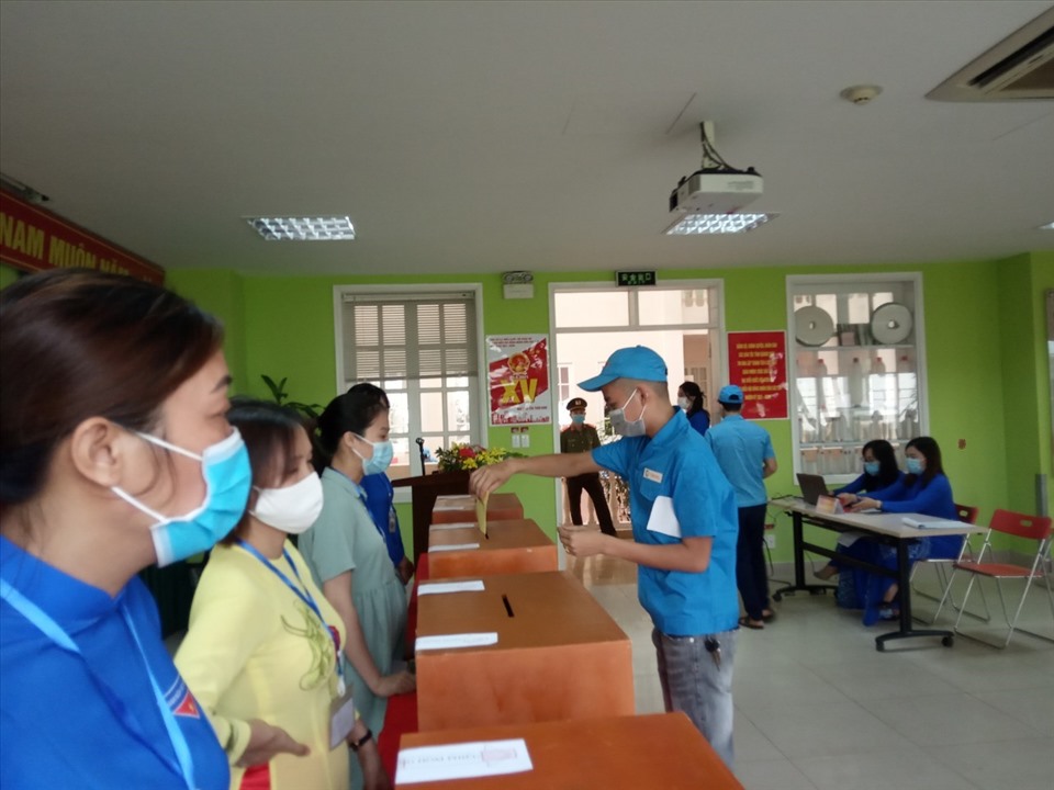 Tính đến 9h sáng nay, đã có trên 600 công nhân Công ty TNHH Khoa học kỹ thuật Texhong Ngân Long đi bỏ phiếu. Ảnh: Nguyễn Hùng