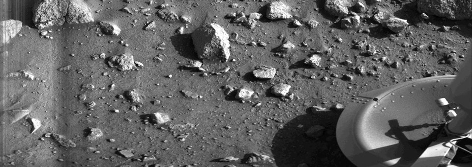 Bức ảnh đầu tiên từng được chụp trên bề mặt sao Hỏa. Nó được tàu vũ trụ Viking 1 của NASA chụp chỉ vài phút sau khi hạ cánh xuống  hành tinh đỏ vào ngày 20.7.1976. Ảnh: NASA
