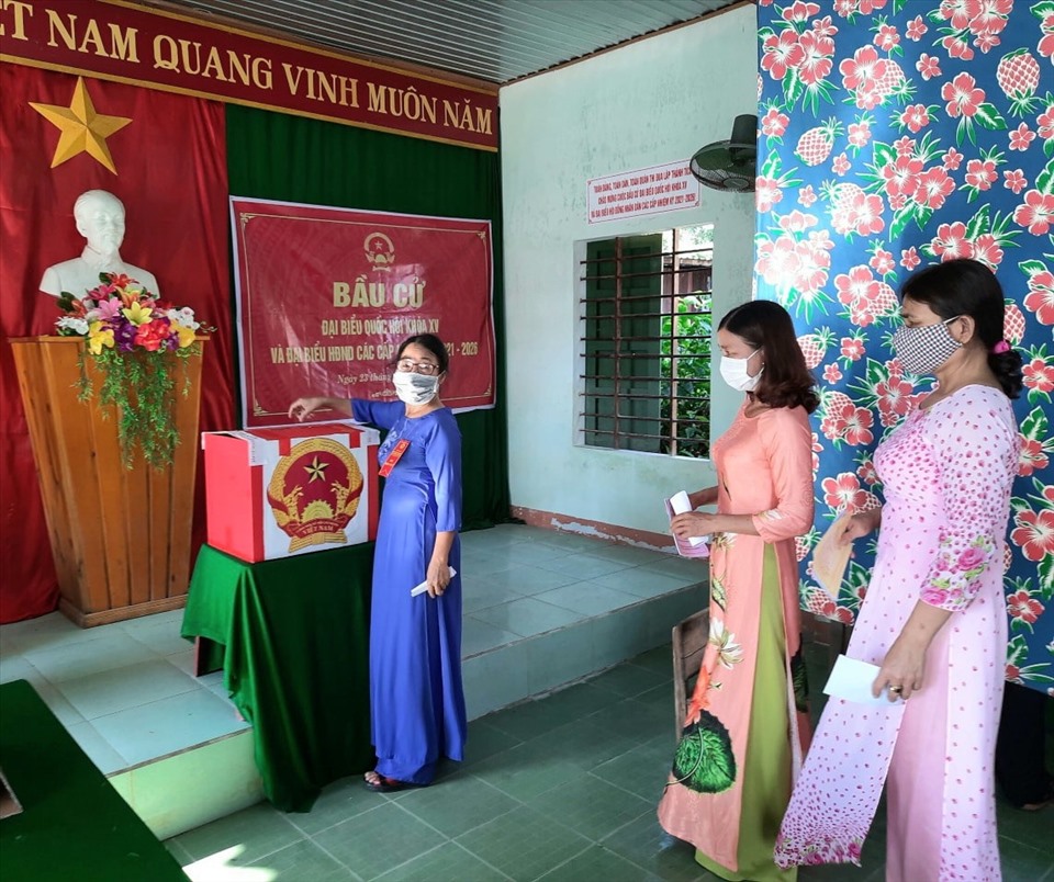 Các nữ cử tri huyện Quảng Điền cũng mang áo dài đi bầu cử.
