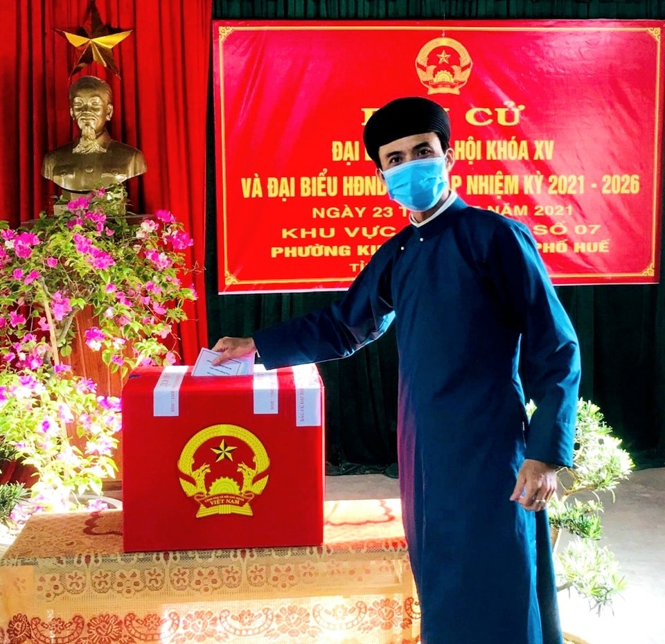 Ông Ngô Văn Giáo - Phó Giám đốc Trung tâm Văn hóa Điện ảnh Thừa Thiên Huế mặc áo dài đi bầu cử.