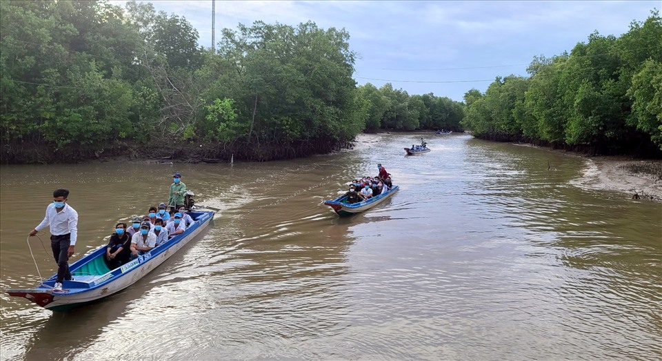 Đón người dân sinh sống trong rừng ngập mặn ven biển nơi cuối cùng tổ quốc Mũi Cà Mau đến địa điểm bỏ phiếu. Ảnh: Nhật Hồ