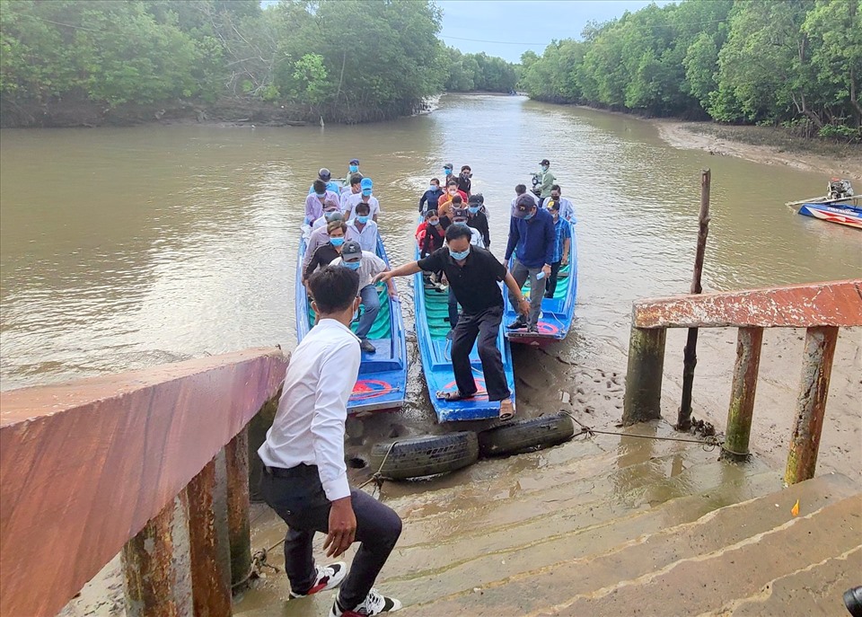 Đón người dân sinh sống trong rừng ngập mặn ven biển nơi cuối cùng tổ quốc Mũi Cà Mau đến địa điểm bỏ phiếu. Ảnh: Nhật Hồ