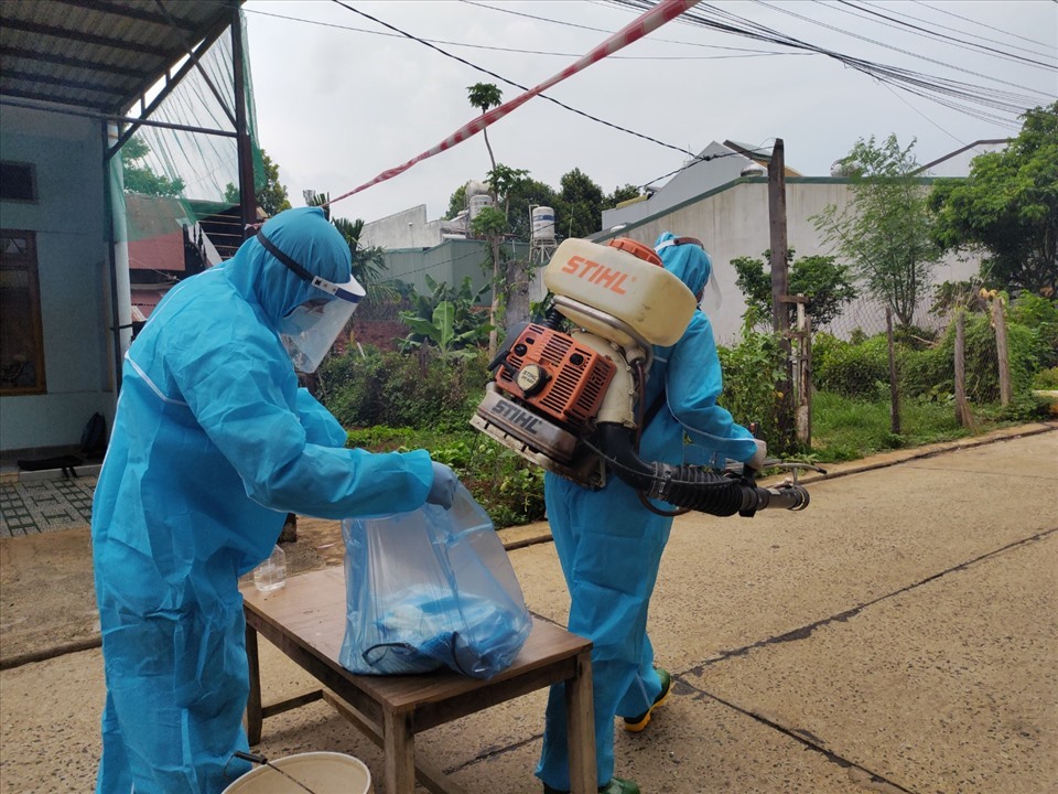 Lực lượng y tế tỉnh Đắk Lắk triên khai phun thuốc khử khuẩn. Ảnh: T.X