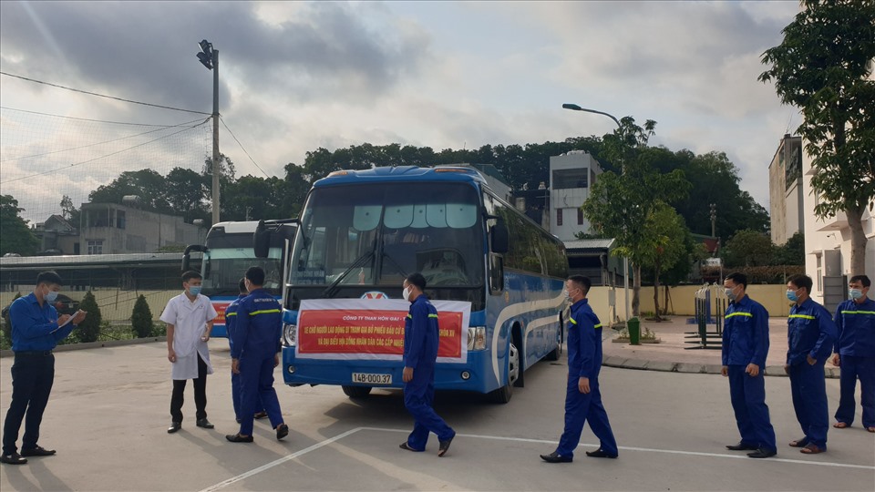 Công ty than Hòn Gai - TKV có 704 công nhân lao động ở tập thể được Công ty bố trí nhiều chuyến xe đưa đón đến các điểm bỏ phiếu tại phường Cao Xanh, thành phố Hạ Long ngay trong đầu giờ sáng nay. Ảnh: T.N.D