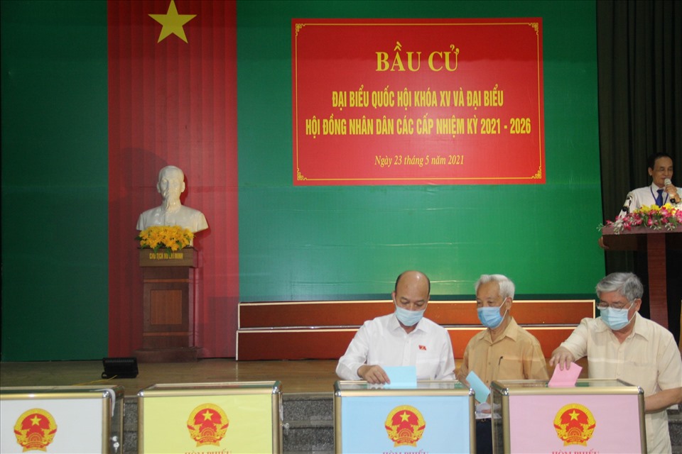 Cũng trong đầu giờ sáng nay, ông Lê Minh Chuẩn- Chủ tịch Hội đồng thành viên Tập đoàn Than Khoáng sản Việt Nam, ứng cử viên đại biểu Quốc hội khóa XV (nhiệm kỳ 2021-2026) tham gia bỏ phiếu tại khu vực bỏ phiếu số 5 phường Hồng Hải, thành phố Hạ Long (Quảng Ninh)