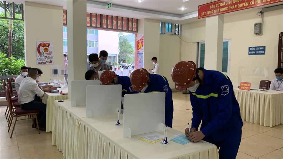 Cho đến 9 giờ sáng nay, hàng vạn thợ mỏ, công nhân lao động ngành than tại Quảng Ninh đã thực hiện xong nghĩa vụ công dân của mình. Ảnh: T.N.D