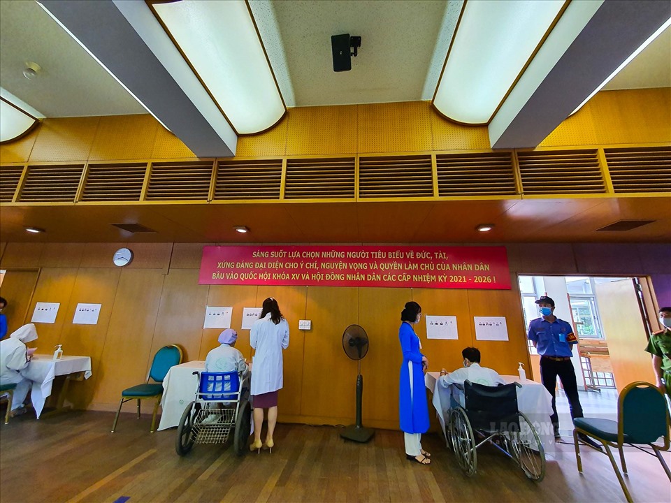 Do yếu tố sức khỏe nhiều người không thể tự đến địa điểm bỏ phiếu, cán bộ nhân viên Bệnh viện Bạch Mai đã có sự hỗ trợ kịp thời. Nhận được sự hỗ trợ nhiệt tình, nhiều người không giấu được niềm xúc động.