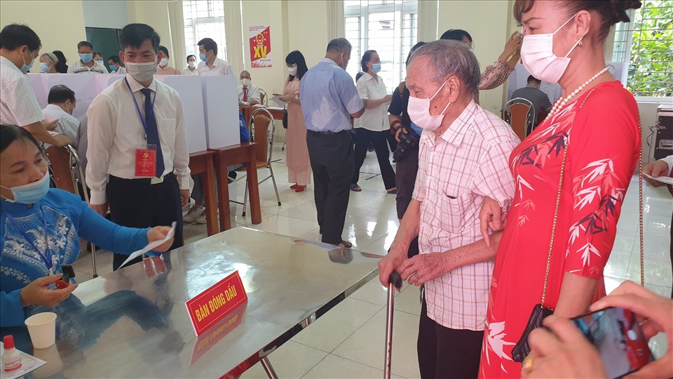 Cử tri Nguyễn Đình Nhẫn hoàn thành việc bỏ phiếu. Ảnh: Nguyễn Hùng