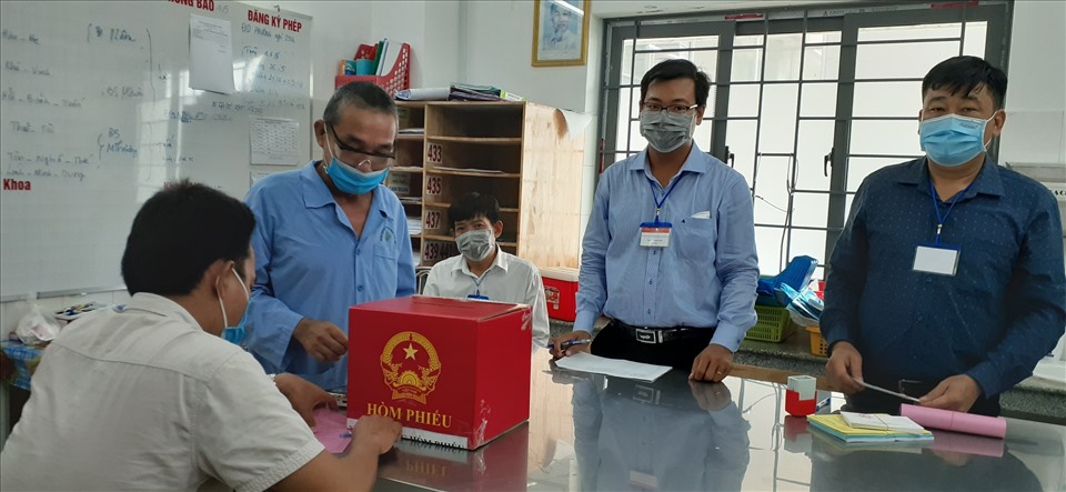Sáng 23.5, các cán bộ thuộc Tổ bầu cử số 7, phường An Khánh, quận Ninh Kiều, TP.Cần Thơ đã có mặt tại bệnh viện đa khoa Trung ương Cần Thơ mang theo hòm phiếu để triển khai công tác bầu cử.