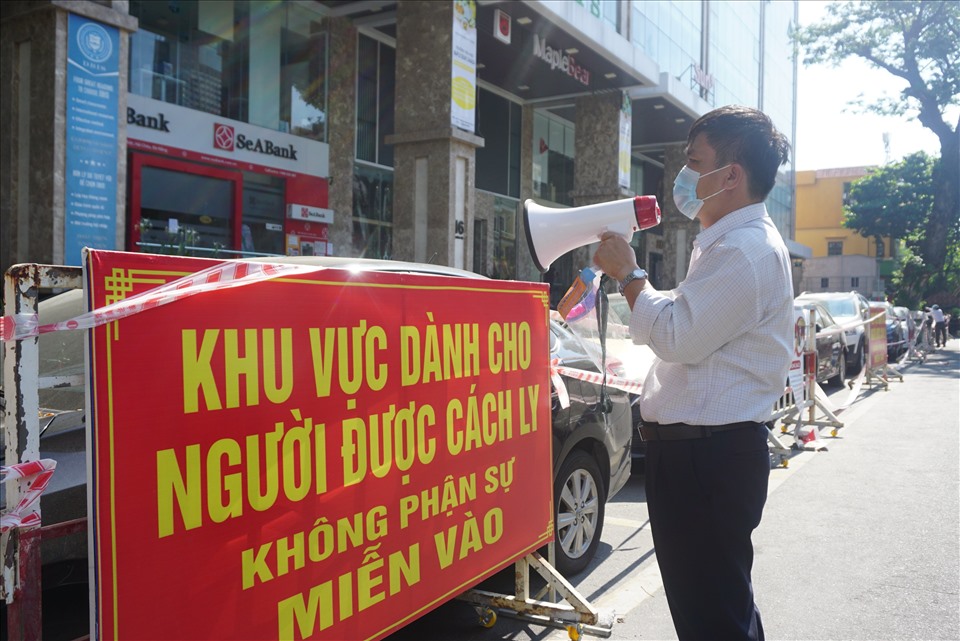 Đúng 7 giờ sáng 23.5, hơn 744.000 cử tri thành phố Đà Nẵng đã đi bầu cử để lựa chọn những đại biểu tiêu biểu về đức về tài, xứng đáng đại diện cho ý chí, nguyện vọng và quyền làm chủ của nhân dân trong Quốc hội và Hội đồng nhân dân các cấp nhiệm kỳ 2021-2026. Tại một số khu vực cách ly trên địa bàn, Ủy Ban Bầu cử TP.Đà Nẵng đã xây dựng các phương án đảm bảo cử tri đi bỏ phiểu đúng quy định nhưng cũng an toàn phòng dịch.