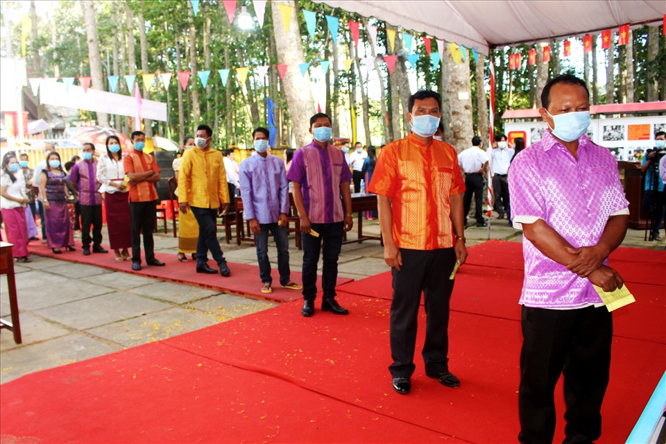 Trà Vinh có tỉ lệ đồng bào dân tộc Khmer chiếm khoảng 32%. Trong sáng 23.5, bà con cử tri Khmer nô nức đi bầu cử trong trang phục truyefn thống, tạo nên những sắc thái và gam màu độc đáo trong “ngày hội non sông“.