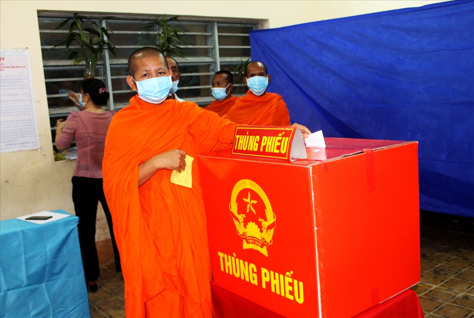 Các vị sư Khmer bỏ phiếu bầu cử.