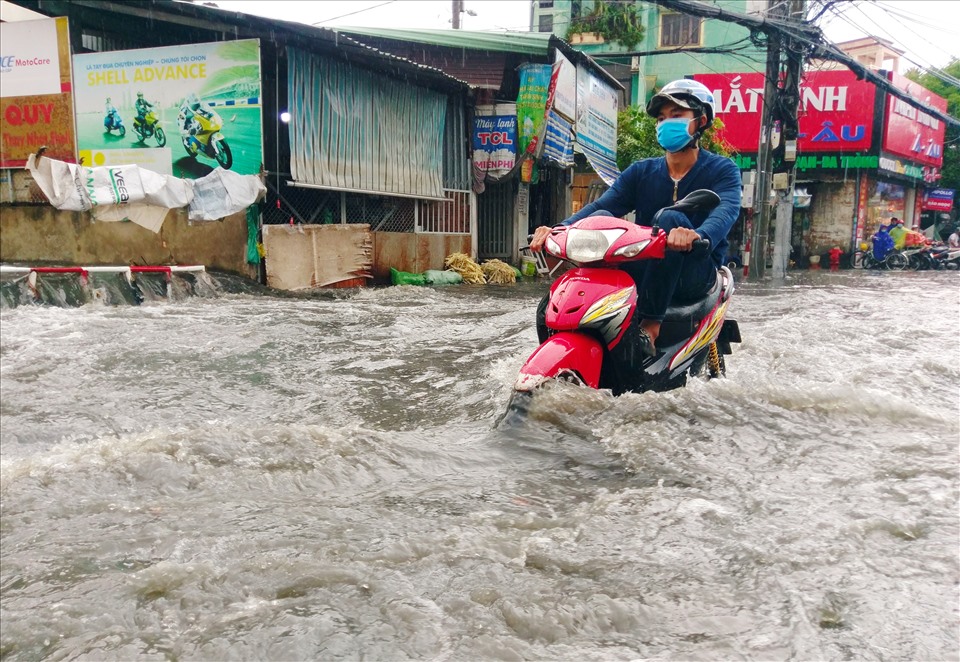 nước đổ dồn về chảy xiết ngay ngã 3 Linh Đông - Tô Ngọc Vân khiến nhiều xe máy đi qua bị chao đảo