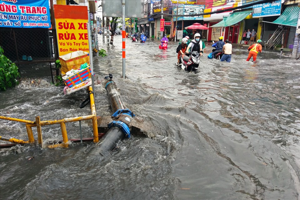 Nước chảy cuồn cuộn Tô Ngọc Vân khiến người dân phải nhích từng chút một qua đoạn đường này.