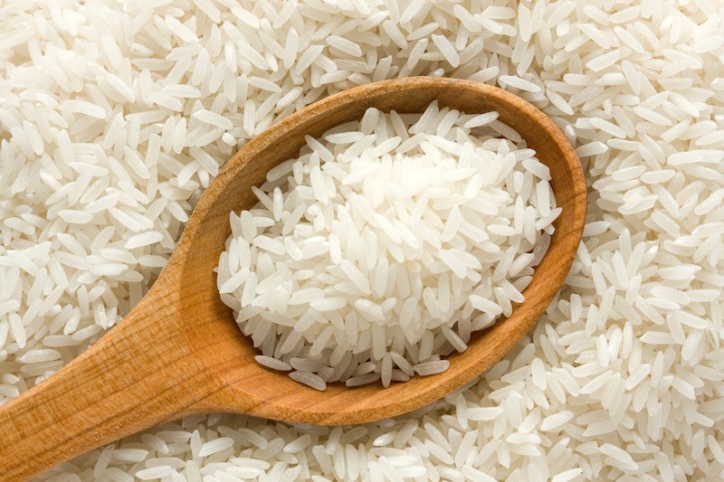 Hạt vi nhựa có nhiều trong gạo, vì thế việc vo gạo trước khi nấu ăn là điều rất cần thiết. Ảnh: AFP.