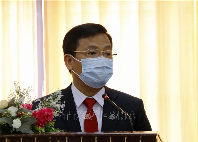 Trưởng Đoàn chuyên gia y tế Việt Nam, Tiến sĩ, Bác sĩ, Vương Ánh Dương báo cáo lãnh đạo Lào tại buổi lễ. Ảnh: TTXVN