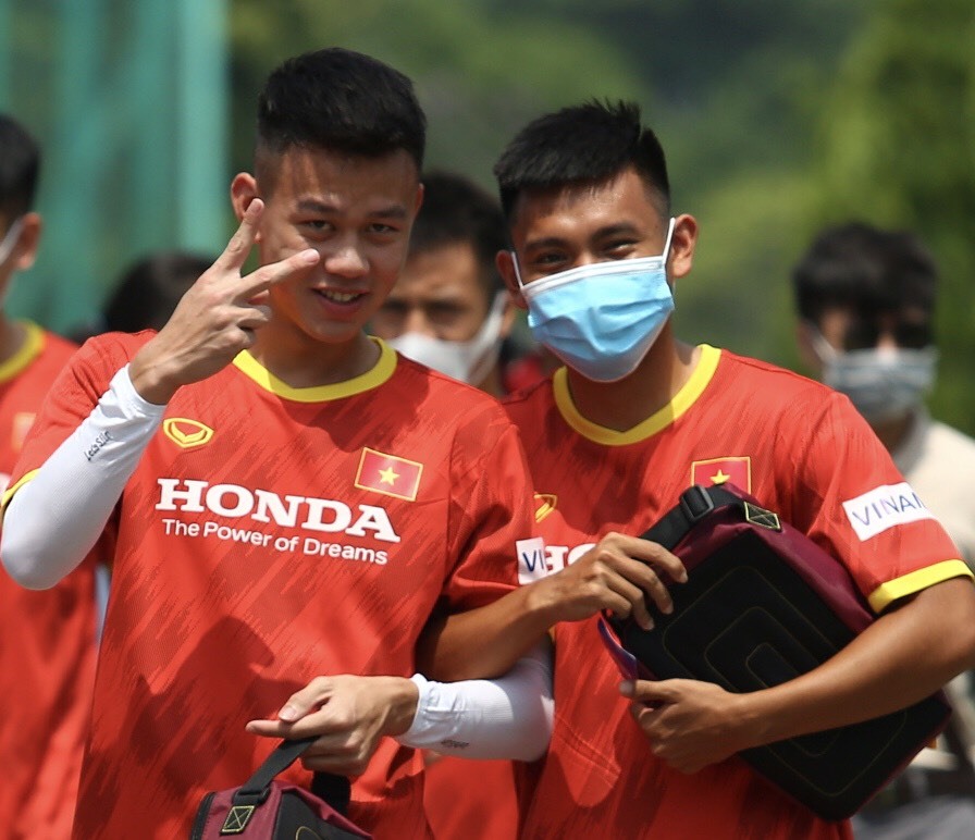 Hậu vệ Hoàng Xuân Tân (bên trái) cùng đồng đội trước buổi tập của U22 Việt Nam. Ảnh: T.X