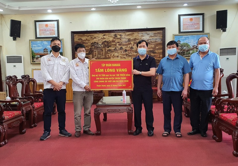 Phó TGĐ tập đoàn Hanaka Nguyễn Anh Dũng trao ủng hộ tại huyện Thuận Thành. Ảnh: PV.